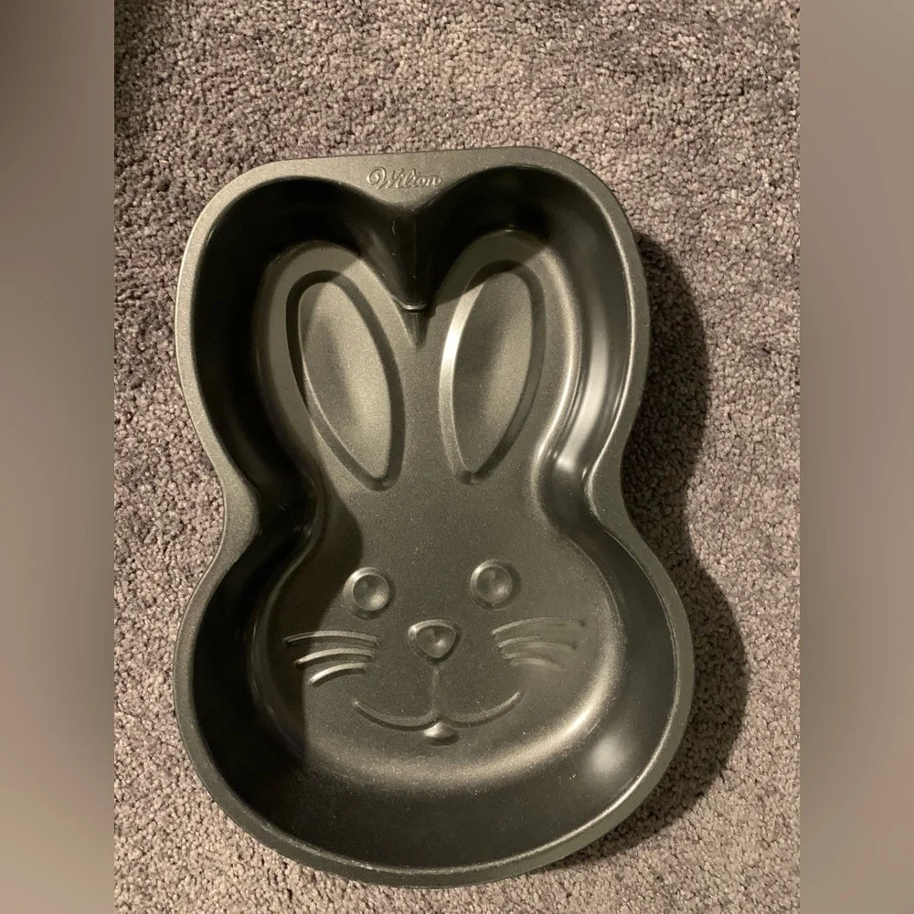 Wilton Non-stick BUNNY RABBIT cake pan.  Good used condition.
